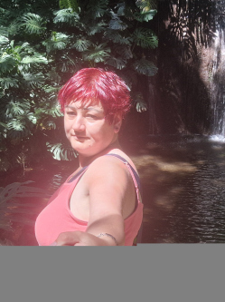 Anna, 41 �ves t�rskeres� n�, K�ld