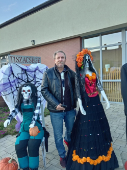 Tibor, 57 �ves t�rskeres� f�rfi, Forr�