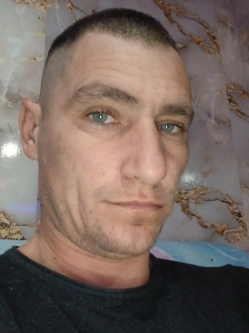 Sanyi, 40 �ves t�rskeres� f�rfi, S�rr�tudvari