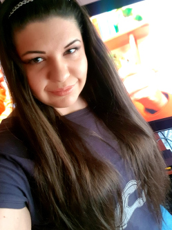 Szabina, 33 �ves t�rskeres� n�, J�noshida