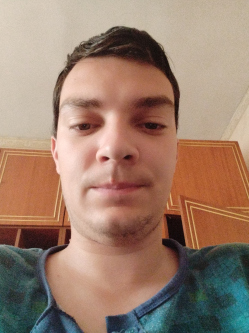 Benjamin, 25 �ves t�rskeres� f�rfi, Egyh�zasgerge