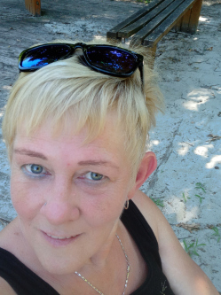 Henriett, 53 �ves t�rskeres� n�, D�g