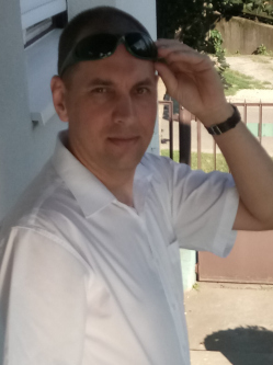 Robi, 43 �ves t�rskeres� f�rfi, Onga