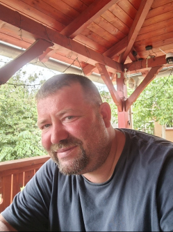 Andr�s, 44 �ves t�rskeres� f�rfi, J�szkarajen�