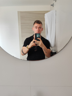 Martin, 26 �ves t�rskeres� f�rfi, Baja