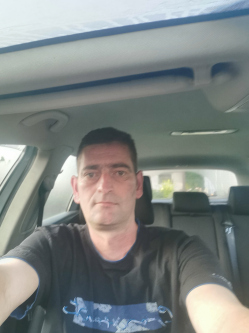 Tibor, 44 �ves t�rskeres� f�rfi, Baracs