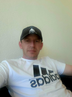 D�niel, 39 �ves t�rskeres� f�rfi, Kenderes