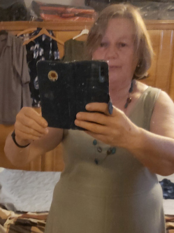 Ilona, 65 �ves t�rskeres� n�, �ll�