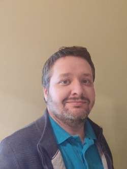 Imre, 40 �ves t�rskeres� f�rfi, Fegyvernek