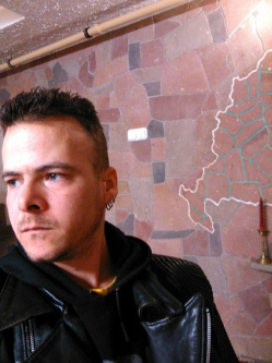Viktor, 40 �ves t�rskeres� f�rfi, Mez�k�vesd