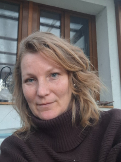 Cili, 49 �ves t�rskeres� n�, Cs�m�r