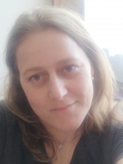 Anik�, 42 �ves t�rskeres� n�, �rd