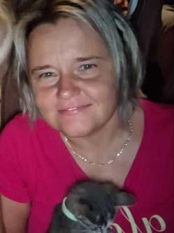 Timi, 50 �ves t�rskeres� n�, Z�hony