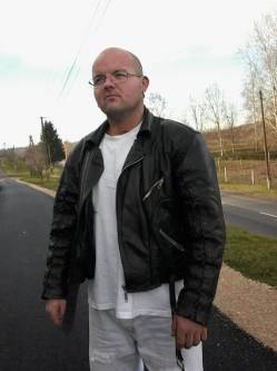 N�ndika, 44 �ves t�rskeres� f�rfi, Vars�d