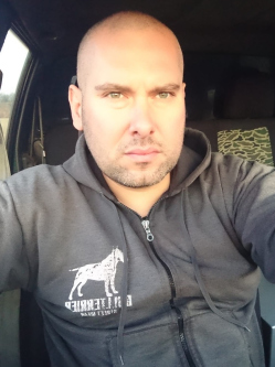 Rich�rd, 41 �ves t�rskeres� f�rfi, Szerencs
