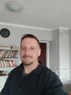 ATTILA, 47 �ves t�rskeres� f�rfi, Egyek