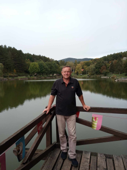 Bandi, 62 �ves t�rskeres� f�rfi, Salg�tarj�n