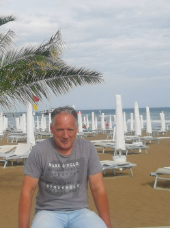 P�ter, 55 �ves t�rskeres� f�rfi, H�v�zgy�rk