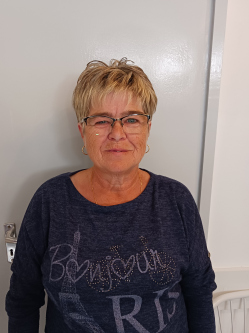 Rozika, 59 �ves t�rskeres� n�, Bek�lce
