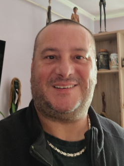 L�szl�, 53 �ves t�rskeres� f�rfi, Ny�rb�tor
