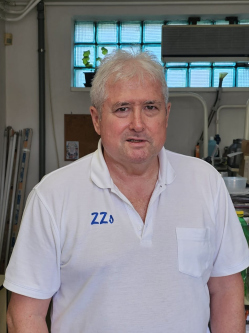 Zolt�n, 73 �ves t�rskeres� f�rfi, Salg�tarj�n