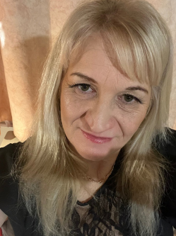 Henriett, 50 �ves t�rskeres� n�, K�bekh�za