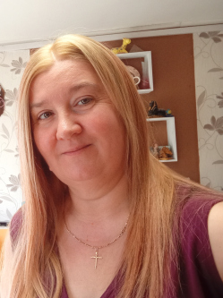 Hajnalka, 48 �ves t�rskeres� n�, Isztim�r