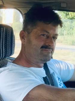 Anti, 55 �ves t�rskeres� f�rfi, F�l�psz�ll�s