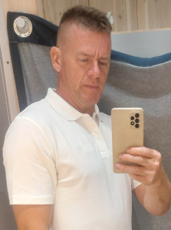 Peti, 42 �ves t�rskeres� f�rfi, Budakeszi