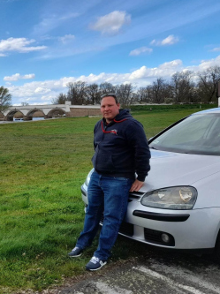Viktor, 33 �ves t�rskeres� f�rfi, B�k�sszentandr�s