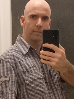 N�ndi, 49 �ves t�rskeres� f�rfi, Szigetszentmikl�s