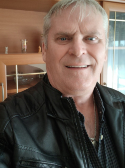 L�szl�, 65 �ves t�rskeres� f�rfi, K�rmend