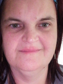 Bernadett, 49 �ves t�rskeres� n�, Kom�rom