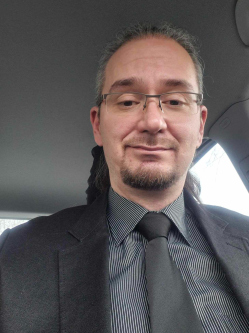 Imre, 44 �ves t�rskeres� f�rfi, Salg�tarj�n