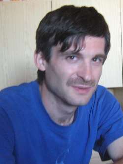 Alp�r, 43 �ves t�rskeres� f�rfi, Maros