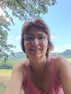 Bernadett, 56 �ves t�rskeres� n�, Pom�z