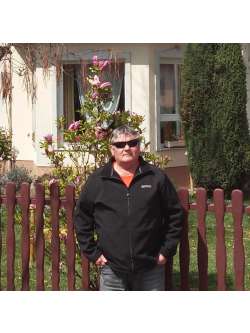 Jani, 70 �ves t�rskeres� f�rfi, Szarvas