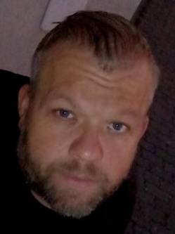 J�zsef, 44 �ves t�rskeres� f�rfi, Dunakiliti