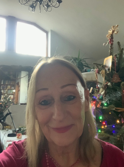 Gabriella, 68 �ves t�rskeres� n�, Solym�r