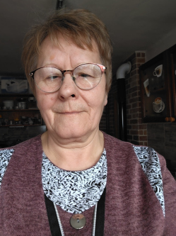 Barbi, 59 �ves t�rskeres� n�, Polg�rdi