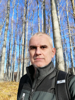Zoli, 50 �ves t�rskeres� f�rfi, N�gr�d