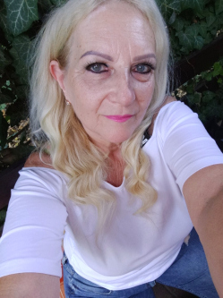 Izabell, 65 �ves t�rskeres� n�, Orosh�za