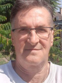 Imi, 61 �ves t�rskeres� f�rfi, Mikep�rcs