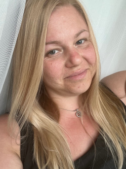Lujza, 31 �ves t�rskeres� n�, Sz�razd