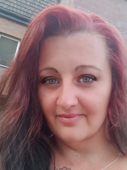 Anita, 43 �ves t�rskeres� n�, Orosh�za