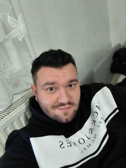 Misu, 30 �ves t�rskeres� f�rfi, V�rtesbogl�r