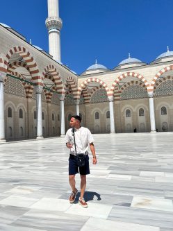 Albert, 24 �ves t�rskeres� f�rfi, Sopron
