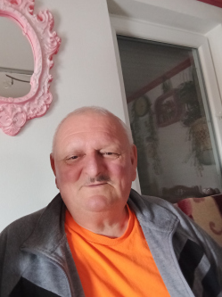 Jen�, 68 �ves t�rskeres� f�rfi, �jszentiv�n