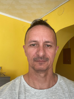Tam�s, 52 �ves t�rskeres� f�rfi, Romh�ny