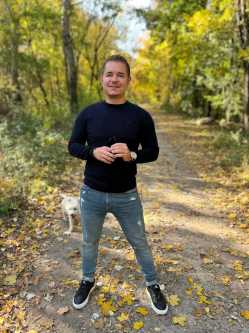 Rich�rd, 40 �ves t�rskeres� f�rfi, Sziget�jfalu